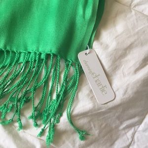 Pretty grass green scarf 🧣 NWT